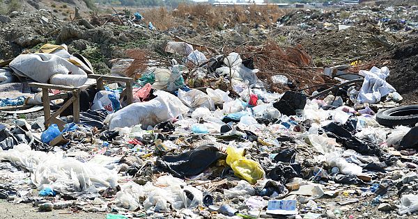 İzmir'in ilçesi Seferihisar'daki mahalleler çöplüğe dönmüş durumda.